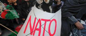 In Pakistan demonstrieren Menschen gegen den Nato-Angriff.