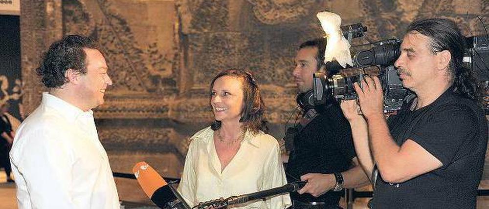 Größer, schöner, prächtiger. Stefan Weber, Direktor des Museums für Islamische Kunst, informiert vor der eindrucksvollen Palastfassade von Mschatta ZDF-Kulturkorrespondentin Carola Wedel über die Erweiterung und Neugestaltung seiner Institution. Foto: ZDF