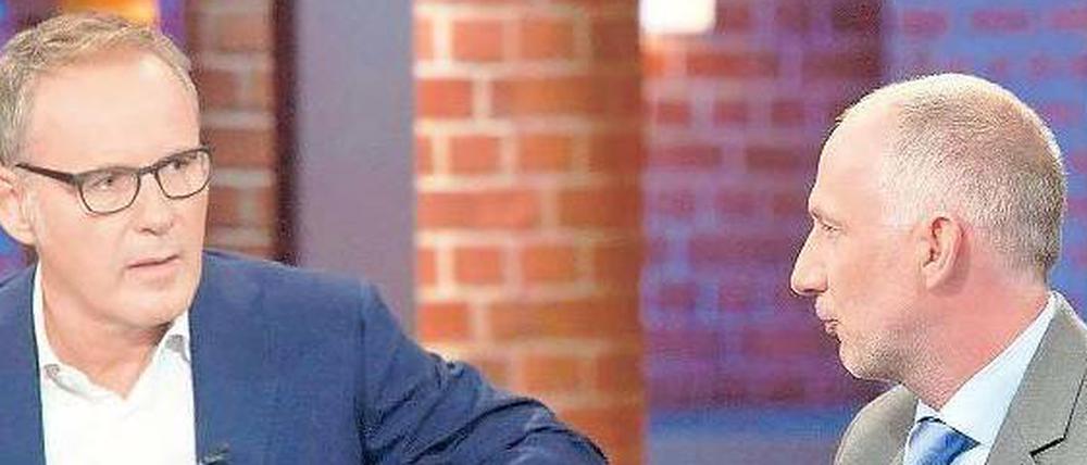 Überdruss? Reinhold Beckmann (li.) am Donnerstag im Talk zum Thema Krankenhaushygiene. Der Talker hat auf neuem Sendeplatz ein Drittel seines Publikums verloren. Foto: NDR