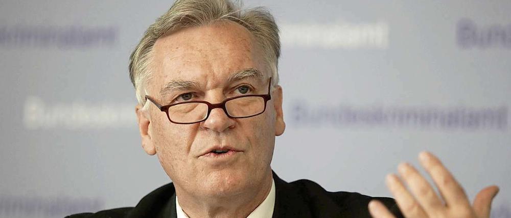 BKA-Chef Jörg Ziercke informiert die Bevölkerung über den Stand der Ermittlungen beim Neonazi-Terror.