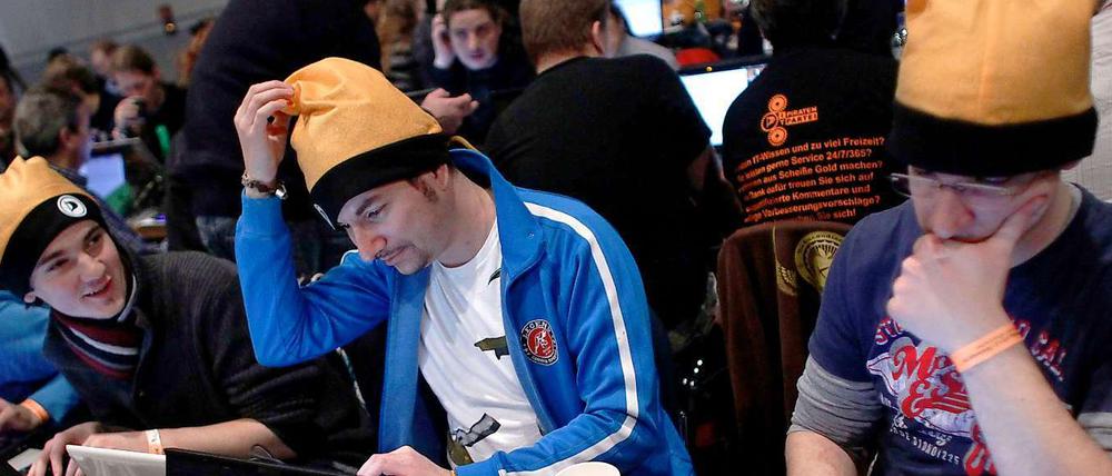 Immer am Netz: Mitglieder der Piratenpartei auf dem Bundesparteitag in Offenbach.