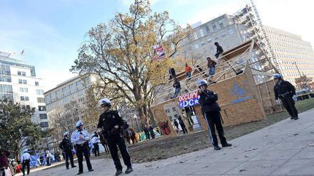 Die Polizei räumt eine illegal errichtete Hütte der "Occupy Wall Street"-Bewegung in Washington.