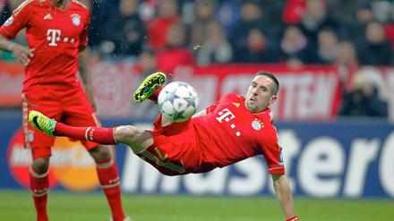 Franck Ribéry liegt geschmeidig in der Luft und trifft auch noch doppelt gegen Villarreal.