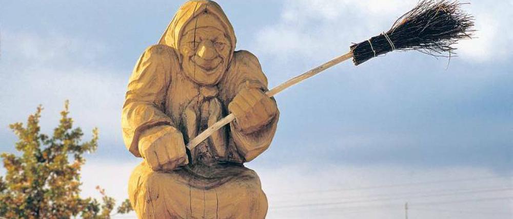 Die Hexe Baba ist der Liebling russischer Kinder. Jetzt wartet sie in Kukoboj im Gebiet Jaroslawl auf Väterchen Frost. Foto: mauritius images