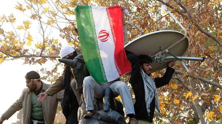 Iranische Demonstranten stürmen die britische Botschaft in Teheran.
