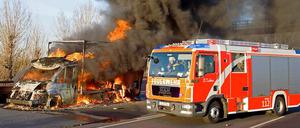 Ob da noch was zu retten ist? Die Feuerwehr versucht es wenigstens. Am 25. November 2011 brennt auf der A100 ein Kleinlaster.