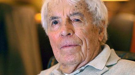 „Jopie“ Johannes Heesters erleidet kurz vor seinem 108. Geburtstag einen Schwächeanfall.