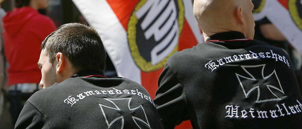 71 Prozent der Deutschen wollen laut der Studie des Mill-Instituts rechtsradikale Parteien verbieten, 43 Prozent sind es bei linksradikalen.