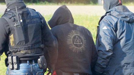 Am frühen Morgen stürmten Beamte der Eliteeinheit GSG 9 das Gehöft seines Zwillingsbruders, bei dem sich André E. versteckt hatte. Von dort brachten ihn die Beamten nach Karlsruhe (Bild) zu einem Haftprüfungstermin beim Bundesgerichtshof. Foto: Uli Deck dpa/lsw