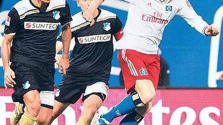 Auf und davon. Marcell Jansen auf dem Weg zum 2:0. Foto: dpa