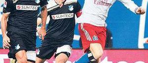 Auf und davon. Marcell Jansen auf dem Weg zum 2:0. Foto: dpa