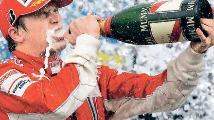Entkorkt. Kimi Räikkönen, hier 2007 bei seinem Sieg in Sao Paulo, kann nicht von der Formel 1 lassen. Foto: dapd