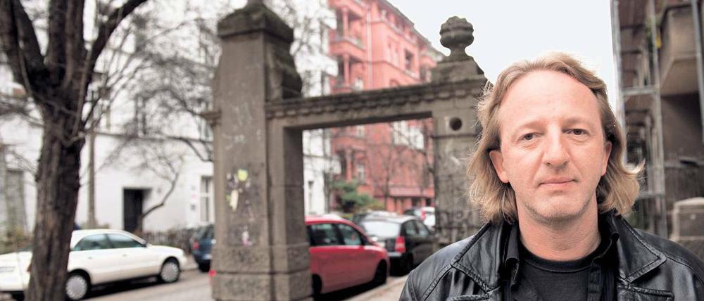 Kämpft gegen den Verfall. Projektentwickler Karsten Frank hat den Verein „Kiezgestalten“ gegründet, um das schon stark heruntergekommene Tor der Knorrpromenade in der Nähe des Boxhagener Platzes zu retten. Rund 60 000 Euro soll die Sanierung kosten. 