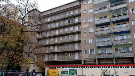 Polizeibeamte stehen auf dem Balkon, vom dem das Neugeborene herunter geworfen wurde.