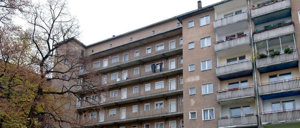 Polizeibeamte stehen auf dem Balkon, vom dem das Neugeborene herunter geworfen wurde.