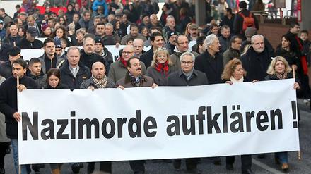 Bei einem Schweigemarsch in Hamburg fordern die Teilnehmer Aufklärung.