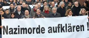 Bei einem Schweigemarsch in Hamburg fordern die Teilnehmer Aufklärung.