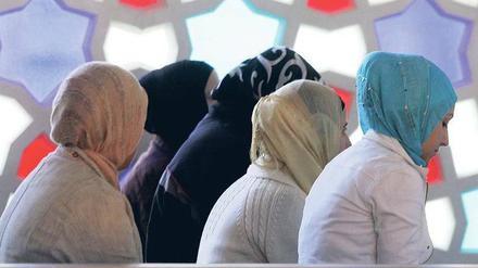 Auf der Suche nach Orientierung. In der Vergangenheit haben meist Männer den Koran interpretiert. Im neuen universitätsübergreifenden Graduiertenkolleg zur islamischen Theologie arbeiten auch Nachwuchswissenschaftlerinnen zu Auslegungsfragen. 