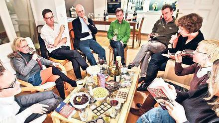 Bildet Banden! Daniela Brezing (rechts) trifft sich immer donnerstags mit anderen Literaturliebhabern. Hier diskutieren sie einen Roman, in dem es um Cricket geht. 