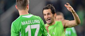 Hasan Salihamidzic (r.) war mit zwei Toren der Mann des Tages beim 4:1-Sieg des VfL Wolfsburg über Hannover 96. Der ehemalige Herthaner Alexander Madlung (l.) erzielte den Treffer zum 4:1-Endstand.