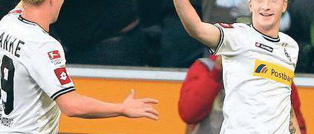 So einfach kann das gehen. Der Mönchengladbacher Torschütze Marco Reus (r.) jubelt mit Mike Hanke zum 2:0. Foto: dpa