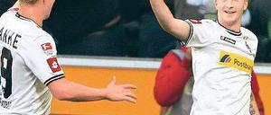 So einfach kann das gehen. Der Mönchengladbacher Torschütze Marco Reus (r.) jubelt mit Mike Hanke zum 2:0. Foto: dpa