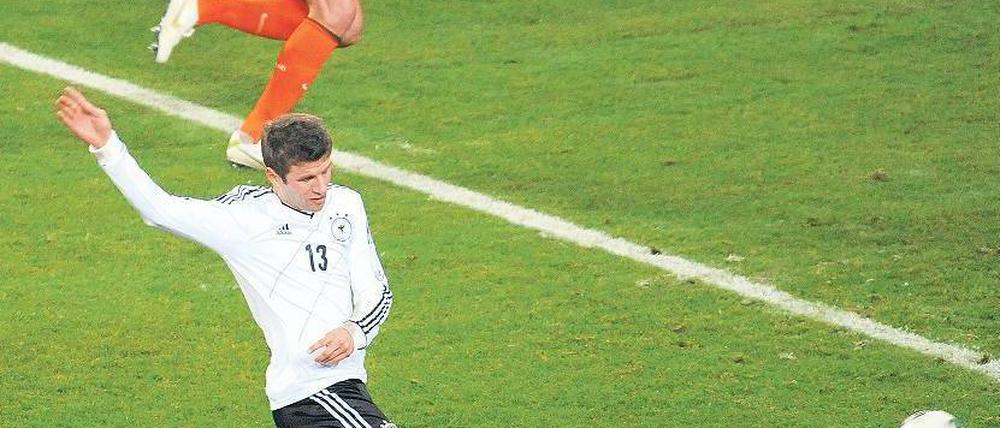 Der Auftakt. Thomas Müller trifft nach herrlicher Kombination zum 1:0 für Deutschland. Foto: dapd