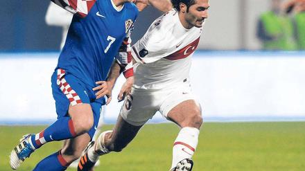 Aller Einsatz ist vergebens. Der Türke Hamit Altintop (rechts) muss Kroatien und Ivan Rakitic den Vortritt lassen. Foto: AFP
