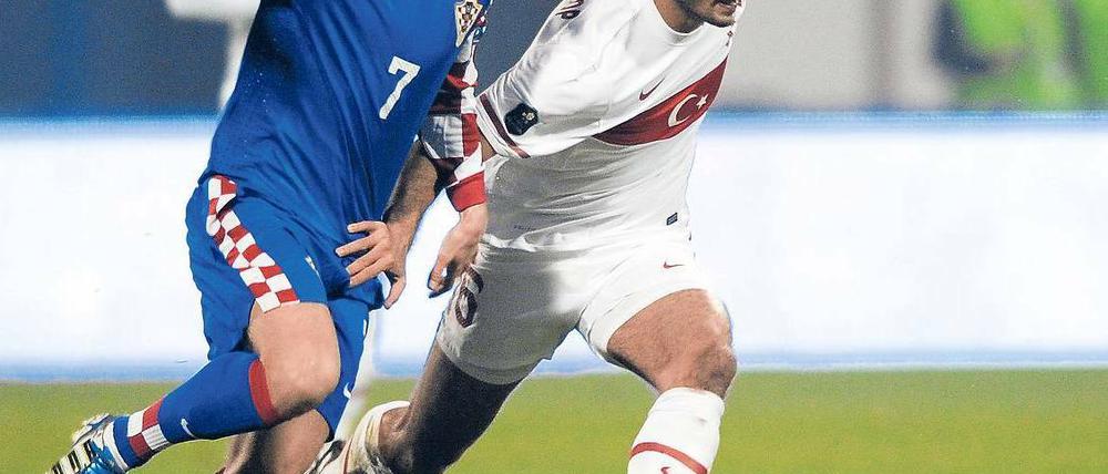 Aller Einsatz ist vergebens. Der Türke Hamit Altintop (rechts) muss Kroatien und Ivan Rakitic den Vortritt lassen. Foto: AFP