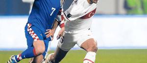 Aller Einsatz ist vergebens. Der Türke Hamit Altintop (rechts) muss Kroatien und Ivan Rakitic den Vortritt lassen. Foto: AFP