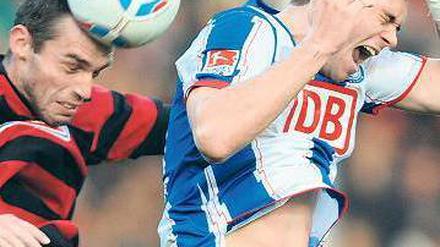Das tut weh. Die Berliner um Pierre-Michel Lasogga (rechts) gaben ihre Führung noch aus der Hand. Foto: dpa