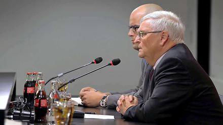 DFB-Präsident Theo Zwanziger stand den Journalisten nach den Geschehnissen um Schiedsrichter Babak Rafati Rede und Antwort.