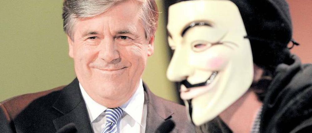 Ackermann mit Occupy-Aktivistin beim „Ehrbaren Kaufmann zu Hamburg“. F: dpa