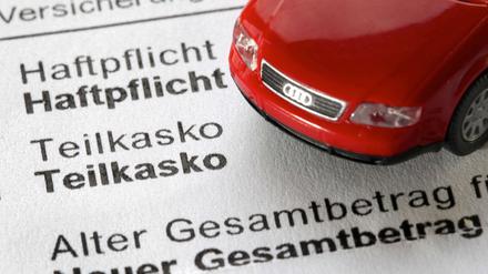 Die jährliche Neuberechnung der Autoversicherung kann sich lohnen, ebenso wie ein Wechsel.