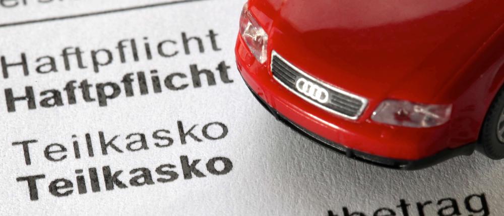 Die jährliche Neuberechnung der Autoversicherung kann sich lohnen, ebenso wie ein Wechsel.