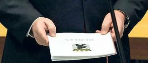 Er hat es in der Hand. Klaus Wowereit nahm am Donnerstag nach der Wahl und dem Schwur die Ernennungsurkunde als Regierender Bürgermeister entgegen. Es ist für ihn die vierte seit 2001. Nach dem rheinland-pfälzischen Ministerpräsidenten Kurt Beck ist der SPD-Politiker damit der Landeschef mit der zweitlängsten Amtszeit. Foto: dapd/Bilan