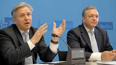 Klaus Wowereit mit seinem Koalitionspartner Frank Henkel.