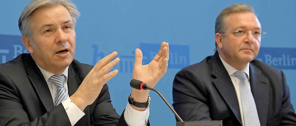 Klaus Wowereit mit seinem Koalitionspartner Frank Henkel.