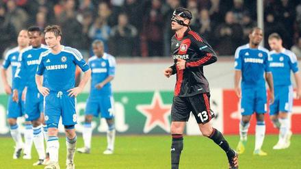 Schwarz schlägt Blau. Erfolgreich und ungezwungen bewegte sich Michael Ballack im Kreis seiner ehemaligen Klubkollegen vom FC Chelsea. Foto: dpa