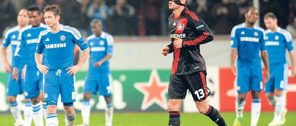 Schwarz schlägt Blau. Erfolgreich und ungezwungen bewegte sich Michael Ballack im Kreis seiner ehemaligen Klubkollegen vom FC Chelsea. Foto: dpa