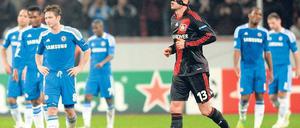 Schwarz schlägt Blau. Erfolgreich und ungezwungen bewegte sich Michael Ballack im Kreis seiner ehemaligen Klubkollegen vom FC Chelsea. Foto: dpa
