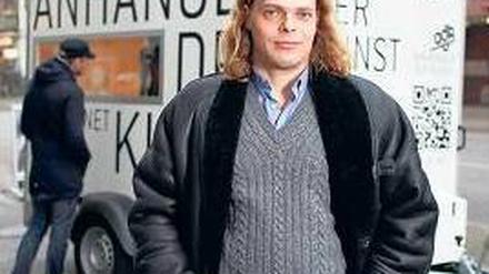 Mobiler Einsatz. Erik Tannhäuser vor seinem „Anhänger der Kunst“. Foto: Moritz Georg