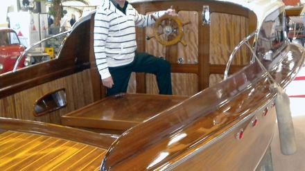 Peter Krenn am Steuer der "Swiss Craft", eine Schweizer Motorjacht von 1948.
