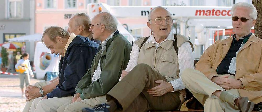 Die Bundesregierung beschließt die Senkung der Rentenbeiträge.