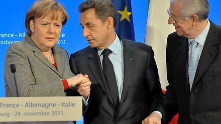 Angela Merkel mit Nicolas Sarkozy (Mi.) und Mario Monti in Straßburg.