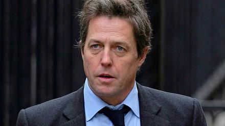 Hugh Grant sagt aus.