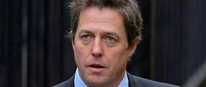 Hugh Grant sagt aus.