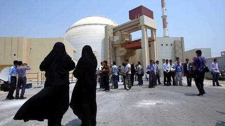 Sicherheitskräfte und Journalisten vor dem iranischen Atomkraftwerk Buschehr.