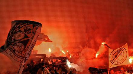 Am 25. Oktober 2011 zündeten Dresdner Fans beim Pokalspiel gegen Dortmund Feuerwerkskörper.