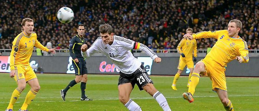 Mario Gomez war in seinem 50. Länderspiel Kapitän der Nationalelf, ansonsten fiel der Bundesliga-Torjäger vom FC Bayern aber kaum auf.